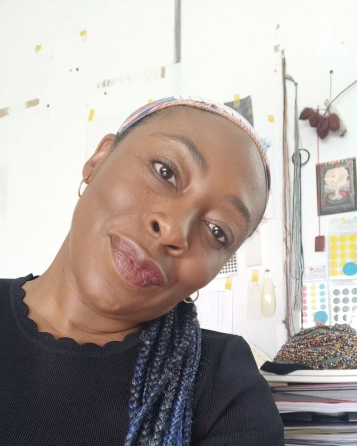 Потрясающий художественный гений: Отобонг Нканга выигрывает колоссальный приз в 100 000 долларов!