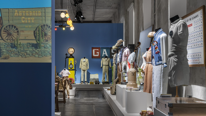 Фонд Prada: декорации и предметы из фильма «Город астероидов» выставлены в Милане — FIRSTonline