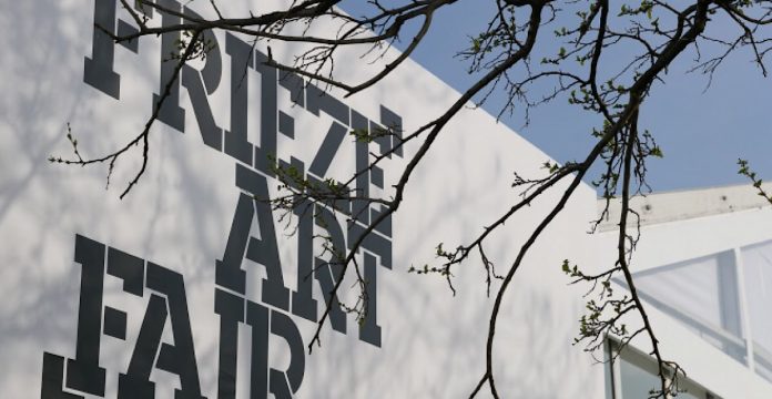 Frieze London: две благотворительные гравюры от победителя «Artist Award» — FIRSTonline