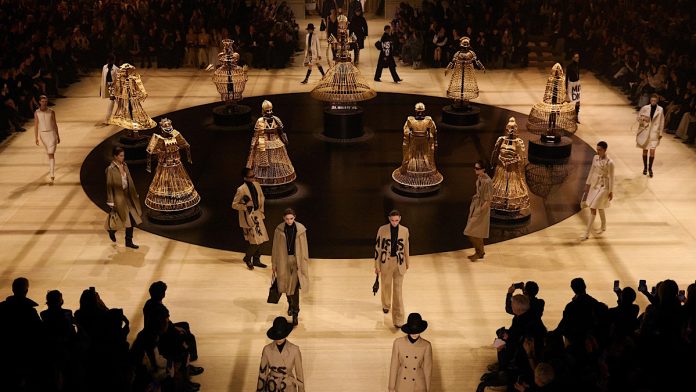 Неделя моды в Париже. Dior очаровывает показом коллекции осень-зима 24/25 в постановке художницы Шакунталы Кулкарми — FIRSTonline