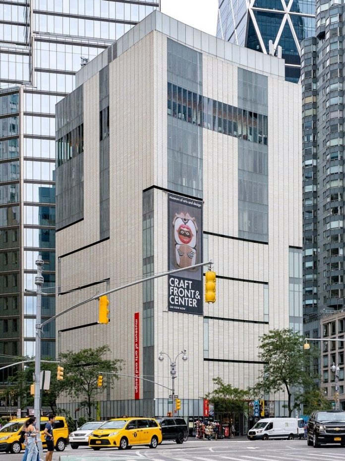 Экс-глава финансового управления Музея искусств и дизайна обвиняется в налоговых нарушениях