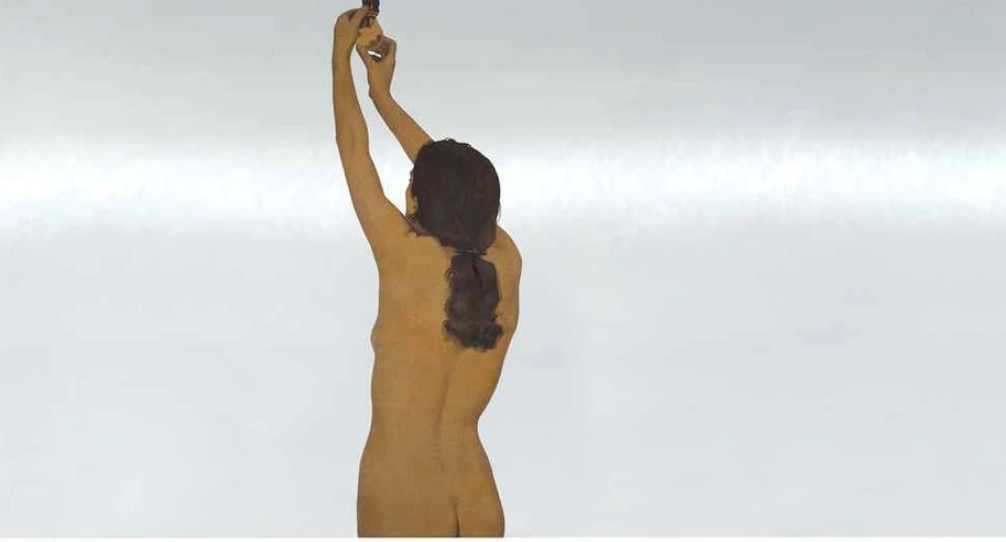 Обнаженная женщина закручивает лампочку