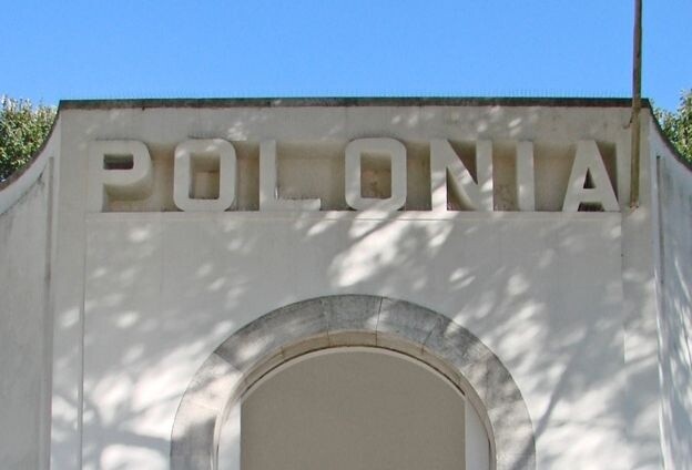 Художник, исключенный из Венецианской биеннале, наносит ответный удар в Венеции