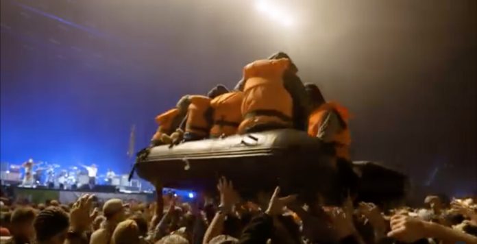 Неожиданный трюк: Бэнкси отправляет плот мигрантов в толпу в Гластонбери во время съемок бездействия