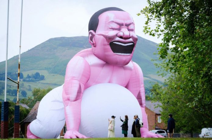 Смешанные реакции, когда гигантская надувная скульптура заполонила школьную лужайку Рутина