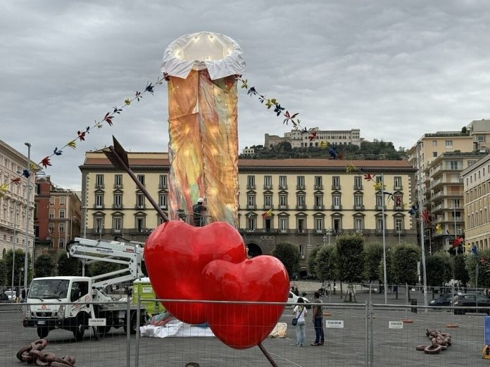 Смелый и провокационный: инсталляция фаллического искусства вызвала споры в Неаполе