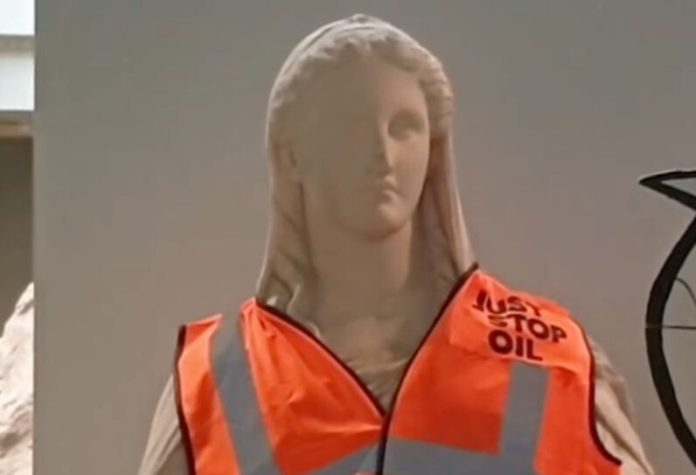 Just Stop Oil напала на статую в Британском музее