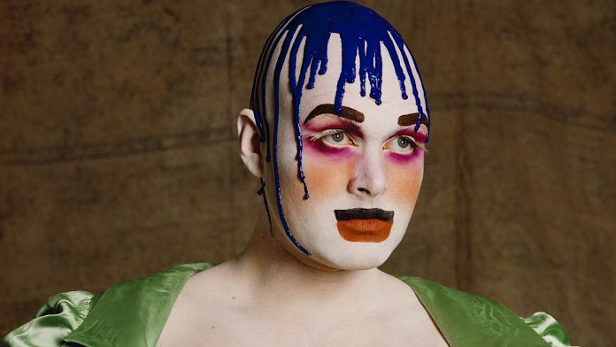 Галерея Tate Modern чествует Лейта Бауэри: экстравагантного, творческого и сложного человека, оставившего свой след в искусстве