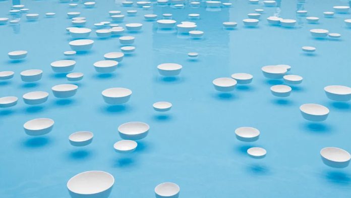 Коллекция Пино на Торговой бирже Парижа с водной и музыкальной инсталляцией Селесты Бурсье-Мужено