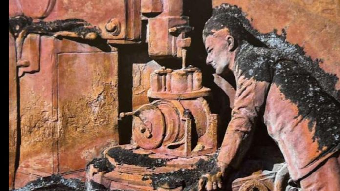 Помильяно д’Арко, терракотовая плитка Анджело Бертолацци в память о зданиях Alfa Romeo