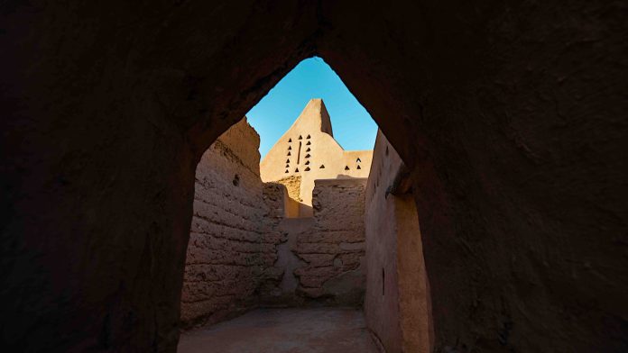 Sotheby’s объявляет о проведении первого аукциона «Origins» в феврале 2025 года в историческом городе Эд-Диръия, Саудовская Аравия