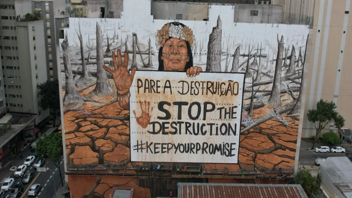 Спасем Амазонку: в Сан-Паулу гигантская фреска, созданная из пепла пожаров