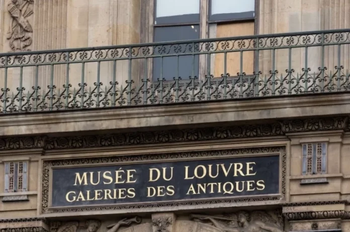 AFP: Лувр повысит цены на билеты для туристов из неевропейских стран