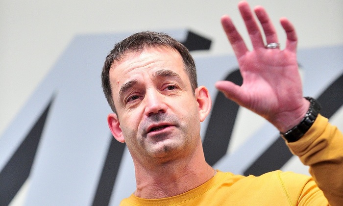 Певцов спас пожилого педагога - фото