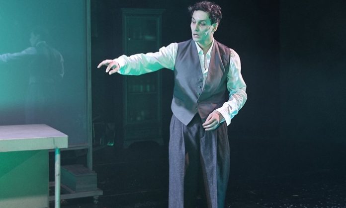 Когда врач становится пациентом: «Морфий» в Театре Гоголя как исповедь поколения