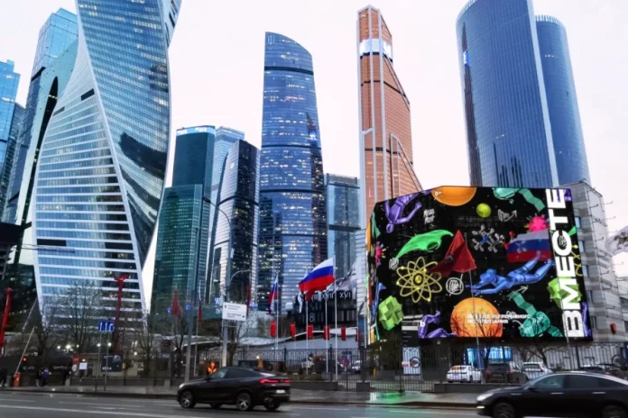 Новый формат выставок. На медиафасаде в Москве показали работы художников