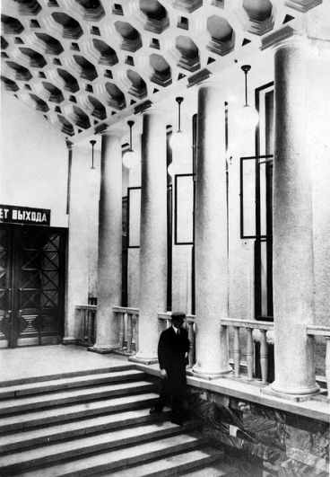 Вход на станцию метро «Крымская площадь» («Парк культуры»).