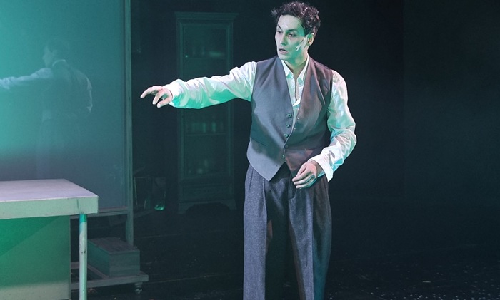 Когда врач становится пациентом: «Морфий» в Театре Гоголя как исповедь поколения - фото