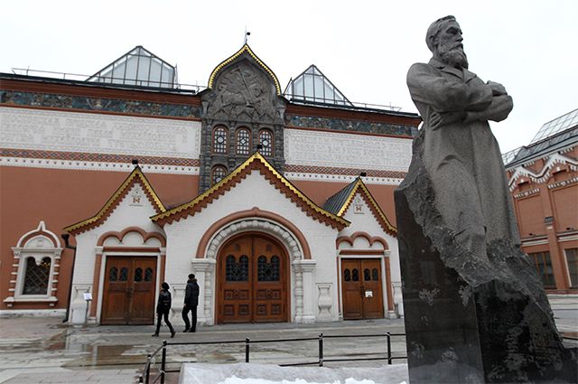Центральный вход в Государственную Третьяковскую галерею. Справа — памятник русскому меценату Павлу Третьякову.
