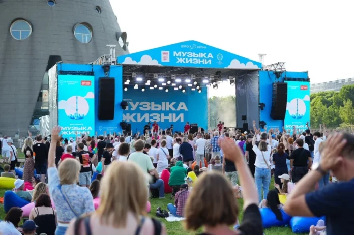 Для блага ближнего. Был организован фестиваль «Музыка жизни»