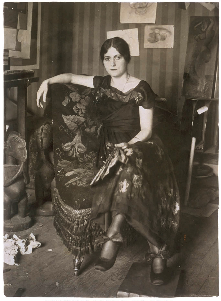 Ольга Хохлова в мастерской Пикассо в Монруж, весна 1918 года. 